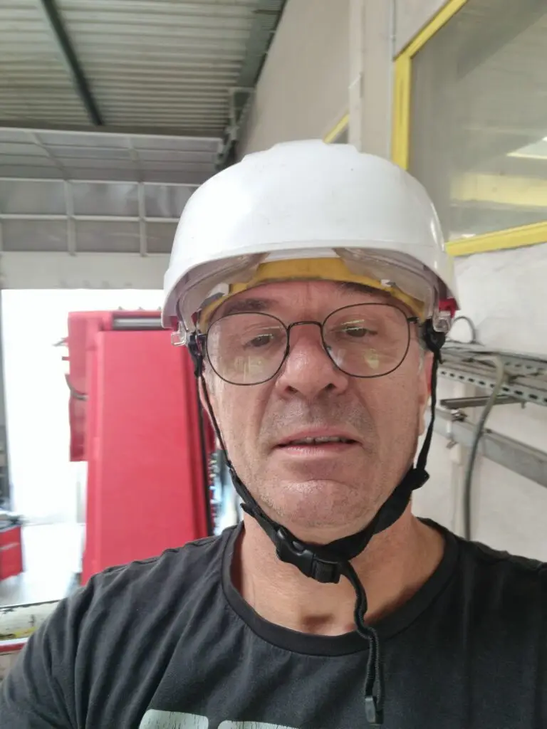 Franck Saiki, électricien ERA, portant un casque de chantier