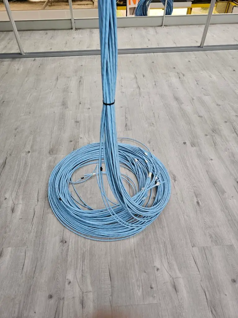 Câblage réseau soigné réalisé par ERA Electricien