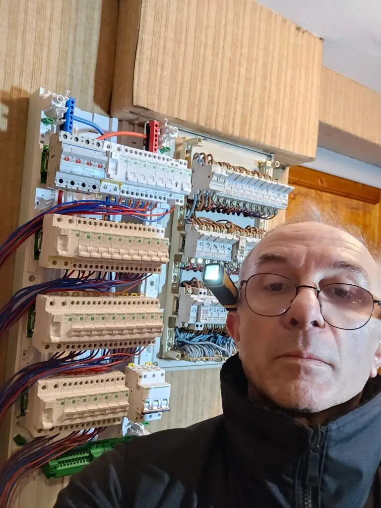 Tableau électrique ouvert avec câblage multiple lors d'une intervention ERA Électricité