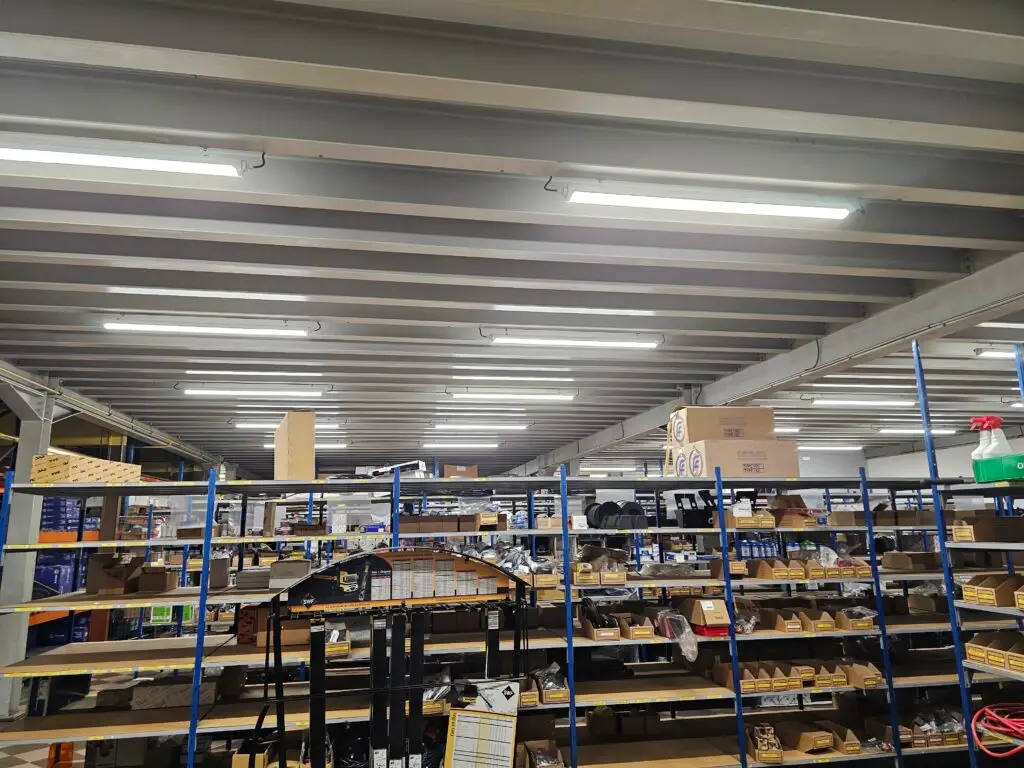 Éclairage LED industriel installé en entrepôt de stockage par ERA