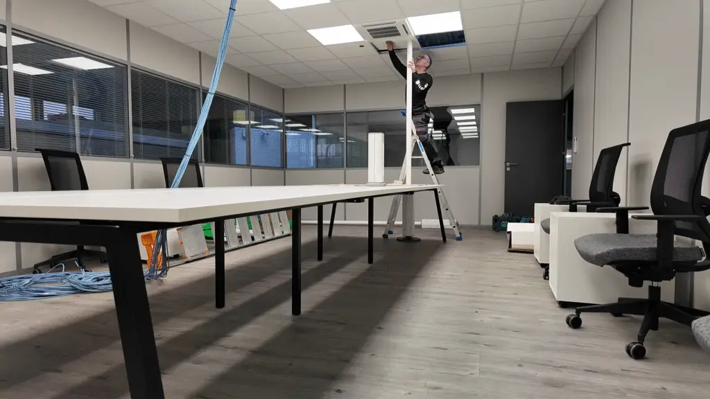 Installation d'un éclairage LED en plafond dans un bureau par ERA Électricité