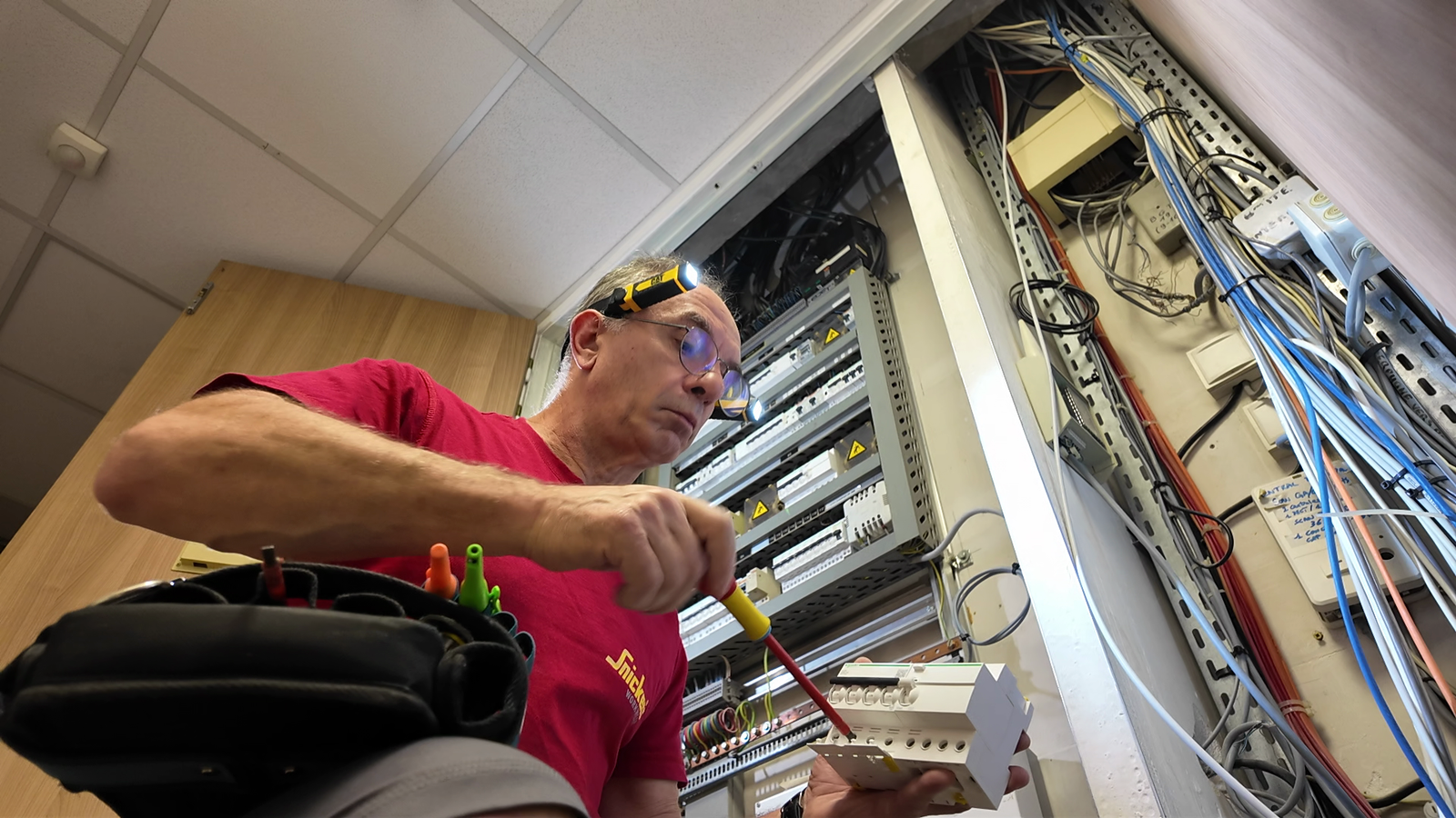 Technicien ERA Électricité réalisant une mise aux normes électriques sur un tableau