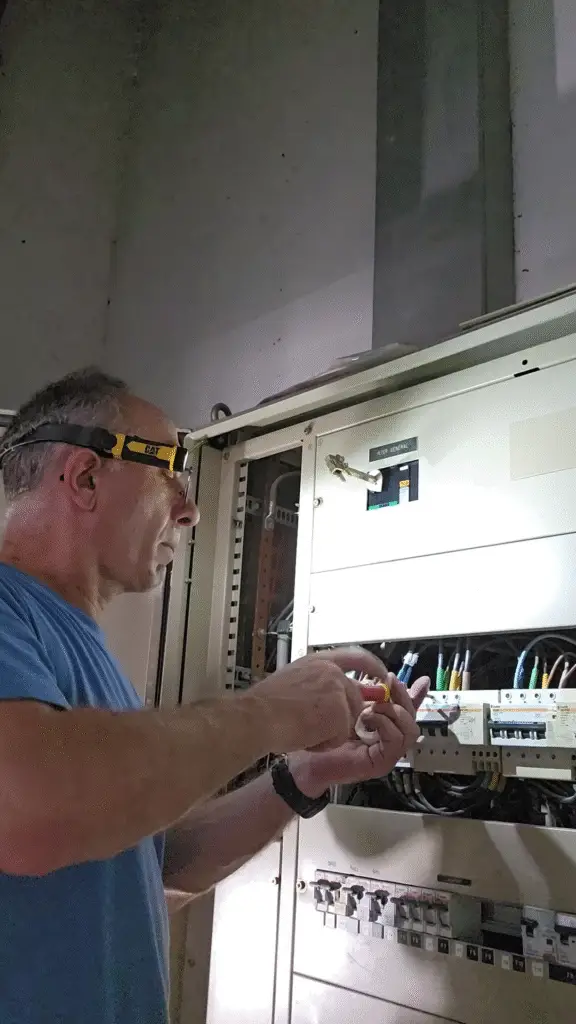 Électricien ERA Électricité raccordant les circuits d'un tableau électrique
