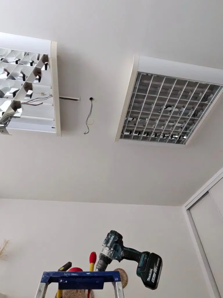 Préparation du câblage électrique avant installation d'un ventilateur de plafond