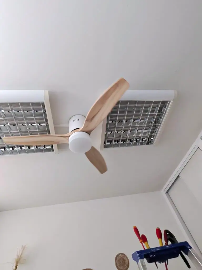 Montage d'un ventilateur de plafond en bois par ERA Électricité