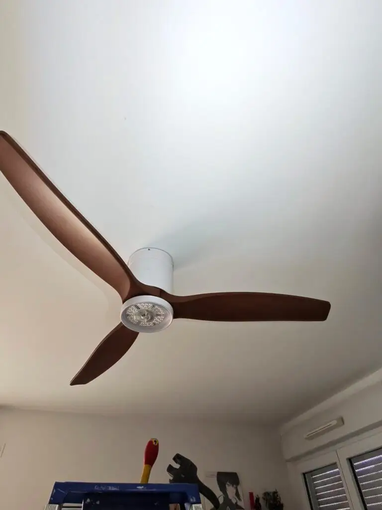 Ventilateur de plafond à pales en bois installé et fonctionnel