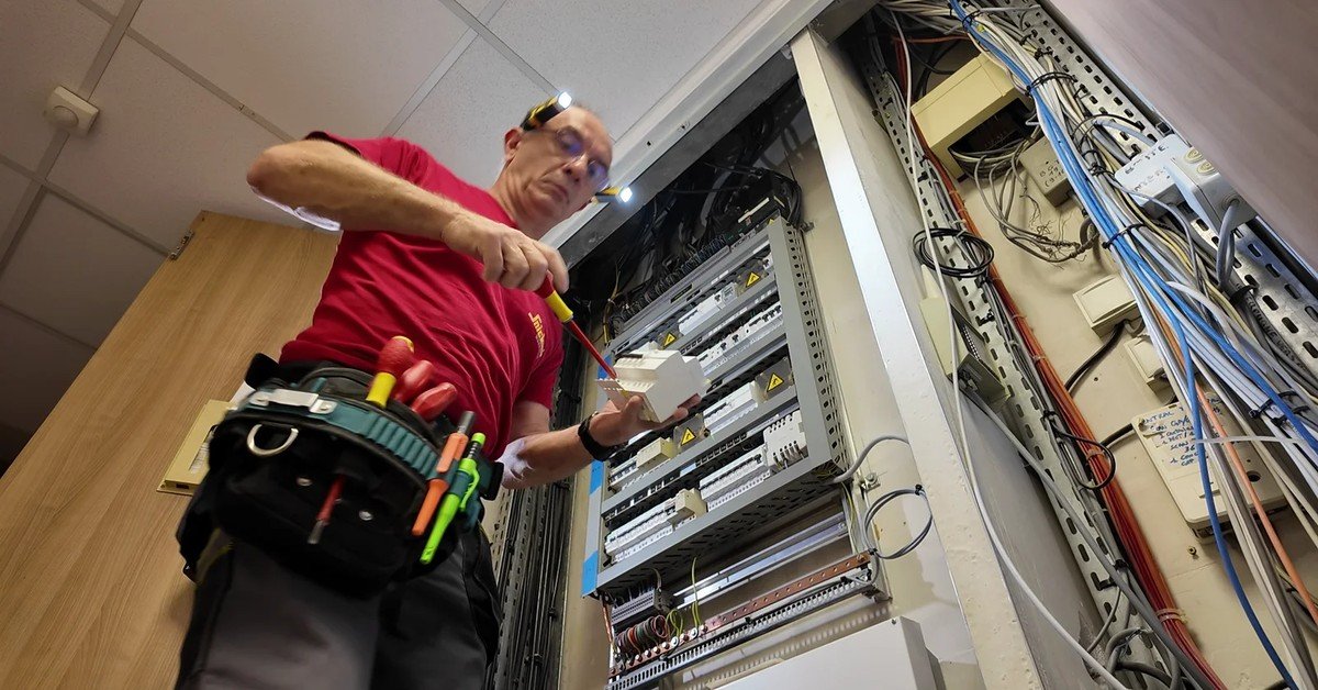 Électricien ERA intervenant sur un tableau électrique