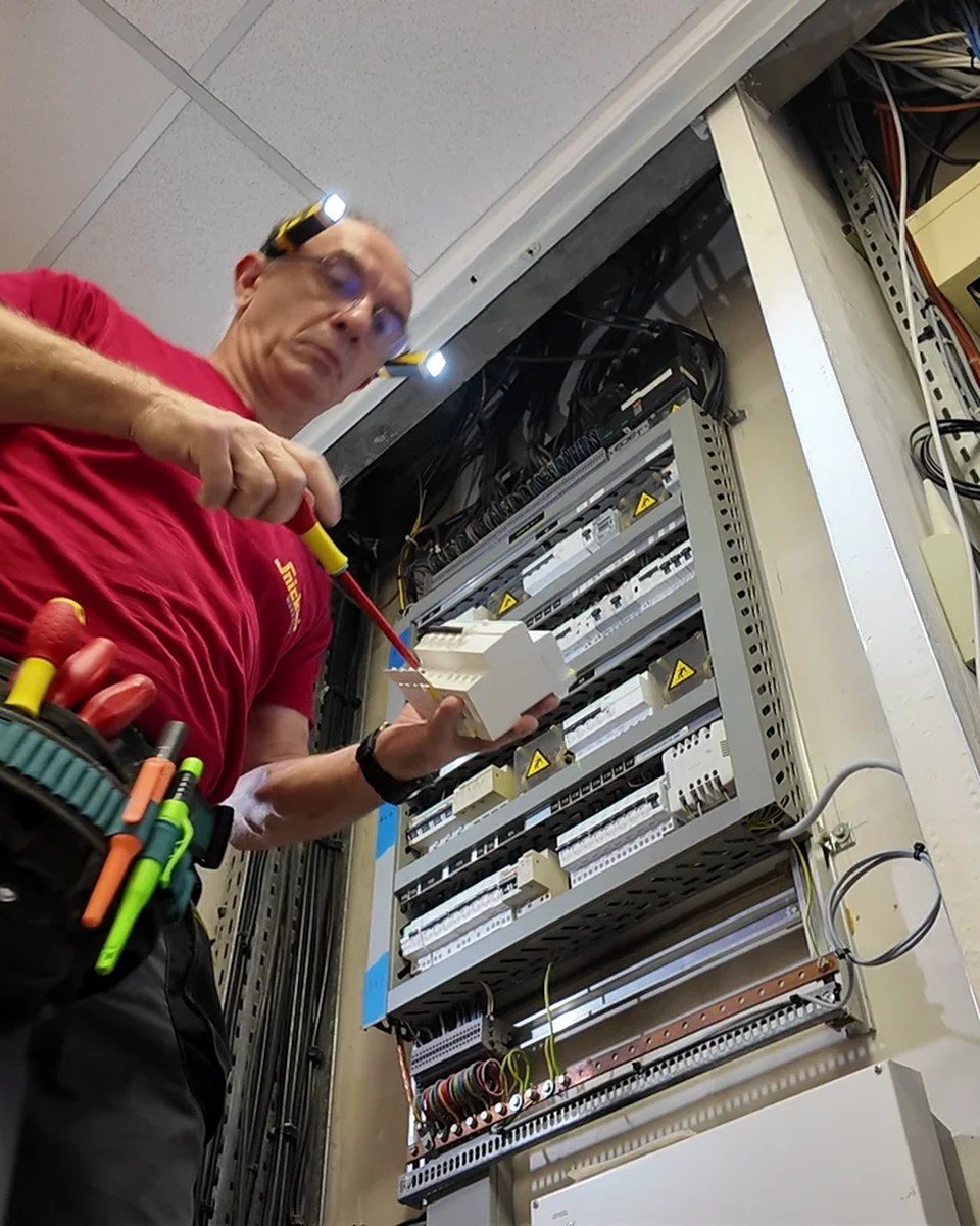 Devis mise aux normes électriques - électricien ERA en intervention sur tableau électrique à Lyon