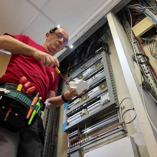 Conseils électricité : électricien ERA au travail sur un tableau électrique