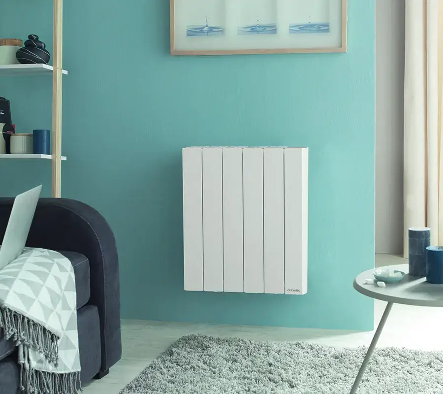 Radiateur électrique à chaleur inertielle Atlantic Accessio installé dans un salon